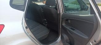 Kia Venga Bj: 08-2013 1.6 Benzine Automaat Climatecontrol Stoelverwarming Lichtautomaat Privacyglas keyless Entry 4xElektrische ramen Elektrische-spiegels met parkeerstand Mistlampen 16 inch kia velgen Trekhaak picture 21