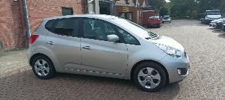 Kia Venga Bj: 08-2013 1.6 Benzine Automaat Climatecontrol Stoelverwarming Lichtautomaat Privacyglas keyless Entry 4xElektrische ramen Elektrische-spiegels met parkeerstand Mistlampen 16 inch kia velgen Trekhaak picture 9