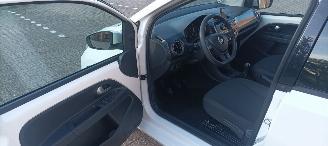 Volkswagen Up! Bj:08-2019 Move Up! 1.0-mpi Airconditioning Navigatie-Houder Cruisecontrol Drivelane assistent Lichtautomaat Regensensor Boordcomputer Elektrische ramen Centrale vergrendeling met afstandsbediening Start-Stop systeem 15-inch velgen Parkeersensoren Led-dag picture 14