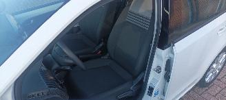 Volkswagen Up! Bj:08-2019 Move Up! 1.0-mpi Airconditioning Navigatie-Houder Cruisecontrol Drivelane assistent Lichtautomaat Regensensor Boordcomputer Elektrische ramen Centrale vergrendeling met afstandsbediening Start-Stop systeem 15-inch velgen Parkeersensoren Led-dag picture 17