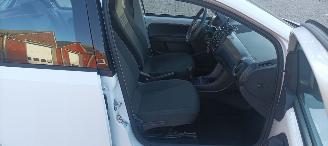 Volkswagen Up! Bj:08-2019 Move Up! 1.0-mpi Airconditioning Navigatie-Houder Cruisecontrol Drivelane assistent Lichtautomaat Regensensor Boordcomputer Elektrische ramen Centrale vergrendeling met afstandsbediening Start-Stop systeem 15-inch velgen Parkeersensoren Led-dag picture 24