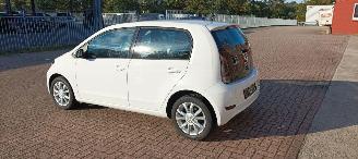 Volkswagen Up! Bj:08-2019 Move Up! 1.0-mpi Airconditioning Navigatie-Houder Cruisecontrol Drivelane assistent Lichtautomaat Regensensor Boordcomputer Elektrische ramen Centrale vergrendeling met afstandsbediening Start-Stop systeem 15-inch velgen Parkeersensoren Led-dag picture 3