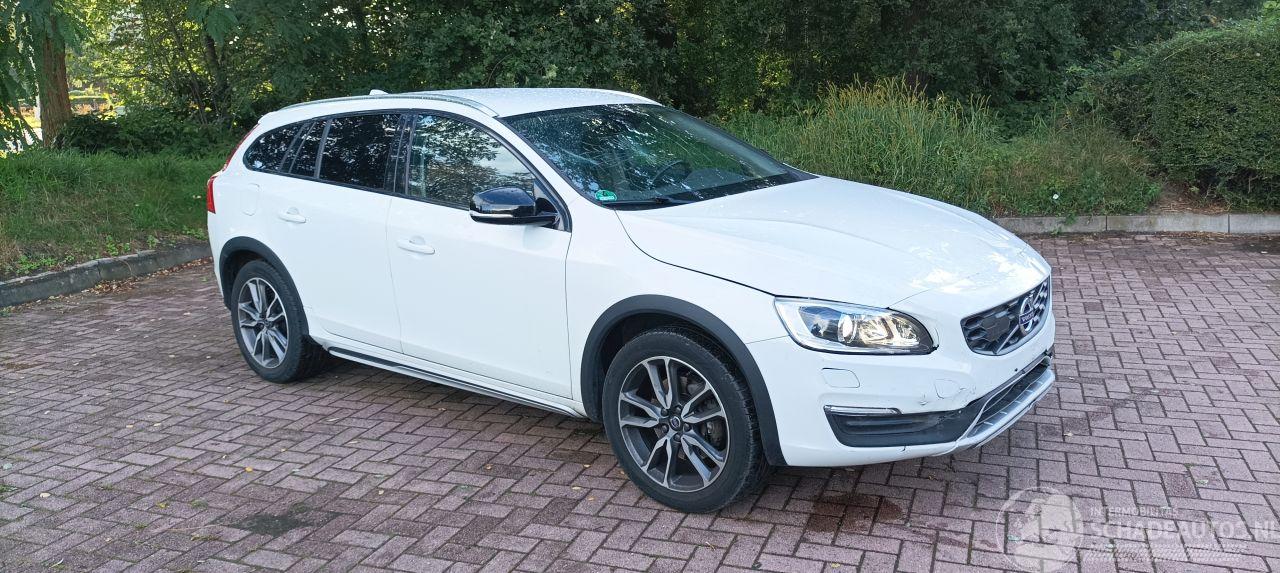 Volvo V-60 Bj:11-2016 Cross Country 2.4 5cil Diesel 190pk 4x4 Automatik Navigatie Xenon Led Climatecontrol CruiseControl Stoelverwarming Lichtautomaat Privacyglas Regensensor Trekhaak