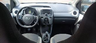 Toyota Aygo Bj :09-2018 Aygo Facelift X-Play 1.0-VVT-i 72pk 5-Drs Airconditioning Led Dagrijverlichting Led achterlichten Elektrische ramen Elektrische-spiegels met verwarming Centrale vergrendeling met afstandsbediening Hoogglans Design Leren stuurwiel met Radio Bed picture 11