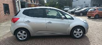 Kia Venga Bj:08-2013 Automatik 1.6-16v 125pk Climatecontrol Stoelverwarming Lichtautomaat 4xElektrische ramen Elektrische-spiegels met verwarming en automatische inklapbaar Privacyglas keyless Entry trekhaak Parkeersensoren mistlampen Metallic Lak picture 7