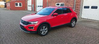 Volkswagen T-Roc Bj:06-2021 Active 1.5-TSI DSG 150pk Digital Cockpit Navigatie Drive modus Climatecontrol CruiseControl Stoelverwarming stuurwiel met verwarming Privacy glas Trekhaak Full-Led koplampen Led achterlichten zwart dakhemel Blindspot picture 2