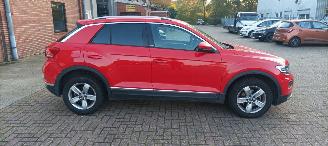 Volkswagen T-Roc Bj:06-2021 Active 1.5-TSI DSG 150pk Digital Cockpit Navigatie Drive modus Climatecontrol CruiseControl Stoelverwarming stuurwiel met verwarming Privacy glas Trekhaak Full-Led koplampen Led achterlichten zwart dakhemel Blindspot picture 9