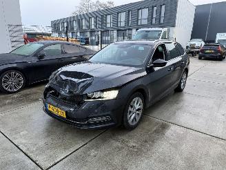 damaged passenger cars Skoda Octavia 1.0 E-tsi BUSS EDITION PLUS AUTOMAAT - HUD - KEYLESS 2021/6