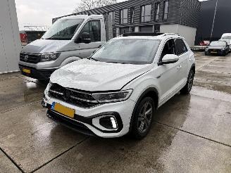 Vaurioauto  passenger cars Volkswagen T-Roc 1.5 TSI R-LINE-DSG-PANO-KEYLESS-CAMERA-NAVI-CRUISE 2024/7