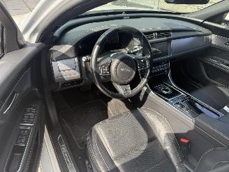 Jaguar XF Sportbrake 2.0d Portfolio R-Sport 179PK - PANO - LED - KEYLESS picture 3