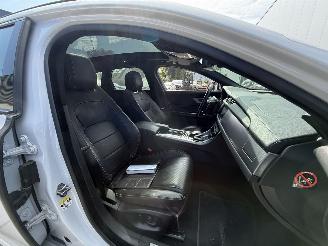Jaguar XF Sportbrake 2.0d Portfolio R-Sport 179PK - PANO - LED - KEYLESS picture 13
