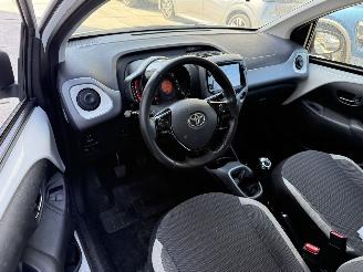 Toyota Aygo 1.0 VVT-i- X-PLAY-CAMERA-NAVI-AIRCO picture 3