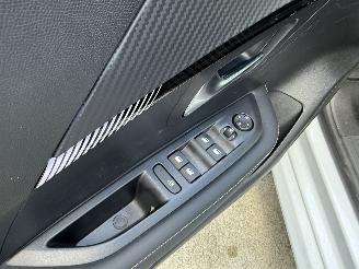 Peugeot 208 1.2 Hybrid 110 e-DCS6 Allure-CAMERA-NAVI-CLIMA-PDC picture 16