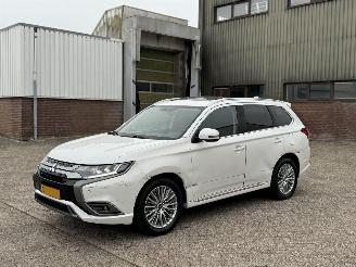 Schadeauto Mitsubishi Outlander 2.4 PHEV Intense + Schuifdak 4x4 2019/1