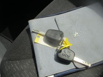 Peugeot 107 1.0-12V XS AIRCO picture 18