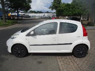 Peugeot 107 1.0-12V XS AIRCO picture 2