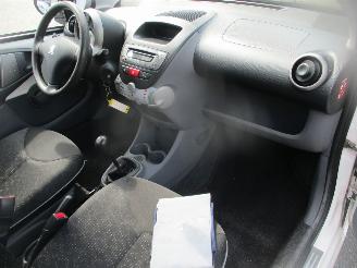 Peugeot 107 1.0-12V XS AIRCO picture 12