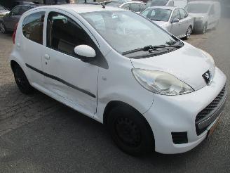 Peugeot 107 1.0-12V XS AIRCO picture 4