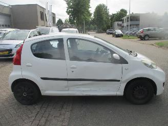 Peugeot 107 1.0-12V XS AIRCO picture 5