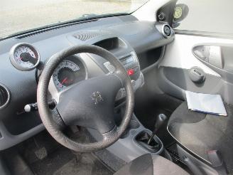 Peugeot 107 1.0-12V XS AIRCO picture 14
