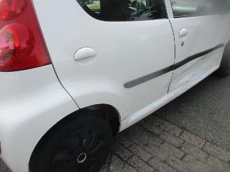 Peugeot 107 1.0-12V XS AIRCO picture 8