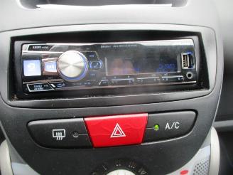 Peugeot 107 1.0-12v URBAN MOVE picture 13