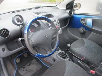 Peugeot 107 1.0-12v URBAN MOVE picture 12