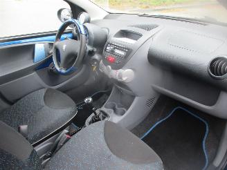 Peugeot 107 1.0-12v URBAN MOVE picture 10