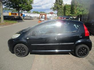 Peugeot 107 1.0-12v XS AIRCO picture 2