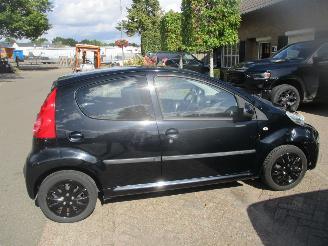 Peugeot 107 1.0-12v XS AIRCO picture 8
