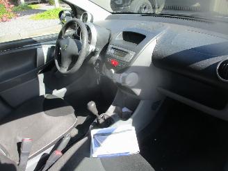 Peugeot 107 1.0-12v XS AIRCO picture 10