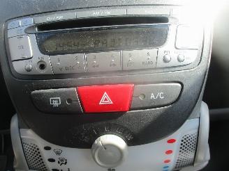 Peugeot 107 1.0-12v XS AIRCO picture 12