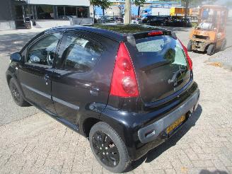 Peugeot 107 1.0-12v XS AIRCO picture 5