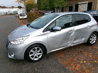 Voiture accidenté Peugeot 208 1.2 e-VTI STYLE AUTOMAAT 5 DEURS 2014/10
