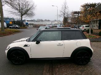 Mini Cooper PEPPER 1.6 I CLIMA PANO picture 2