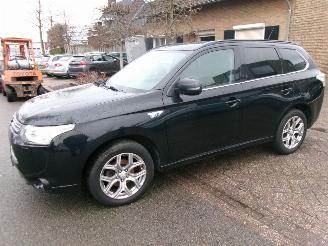 damaged passenger cars Mitsubishi Outlander 2.0 PHEV INSTYLE+ 2014/8