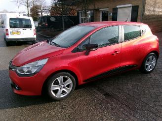 krockskadad bil auto Renault Clio 0.9 TCE COLEECTION AIRCO NAVI GEEN SCHADE 2013/2
