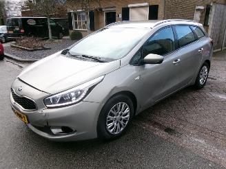 Schadeauto Kia Cee d 1.6 GDI COMFORTLINE SPORTSWAGON 2015/6