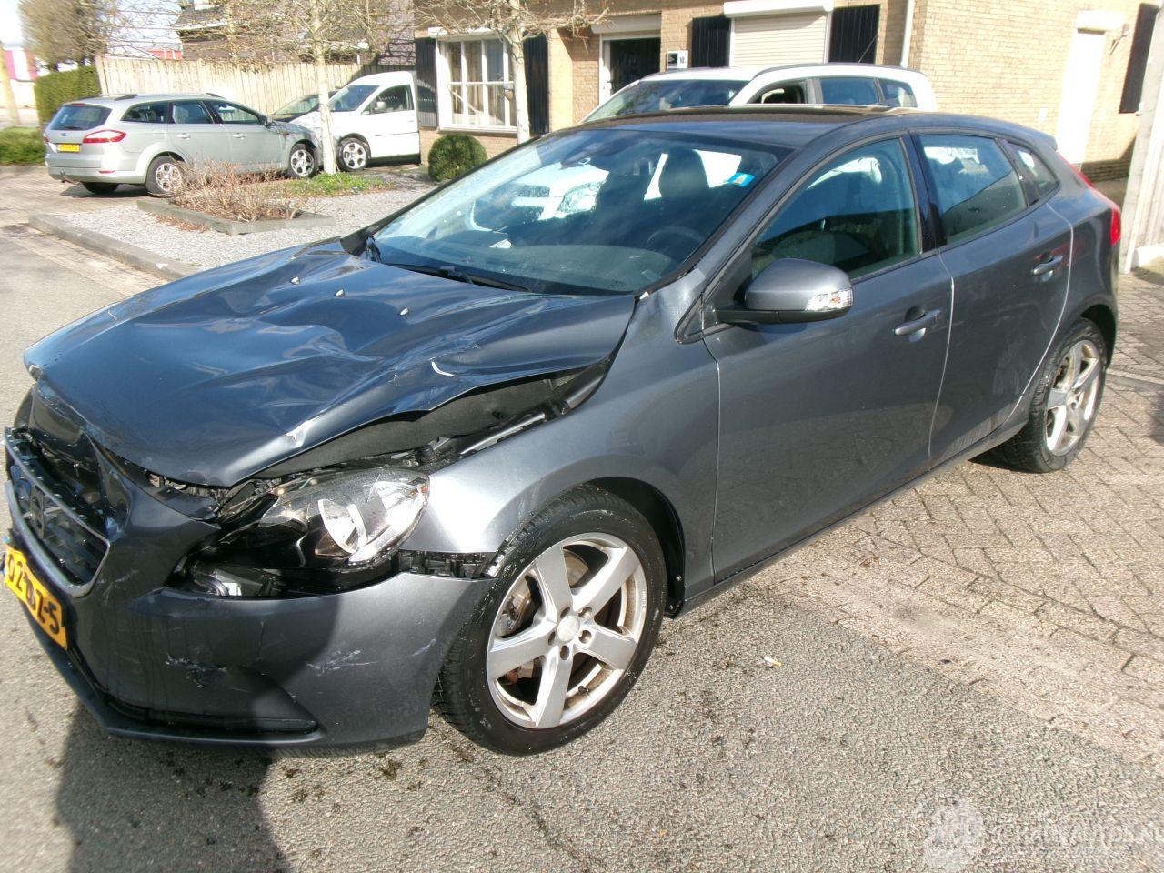 Volvo V-40 `1.6 T3 KINETIC