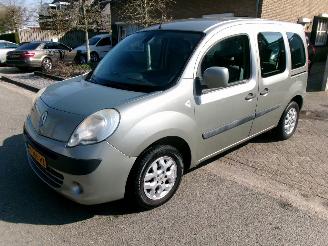 Unfallwagen Renault Kangoo FAMILY 1.6-16V E3XPRESSION AUTOMAAT 2010/2