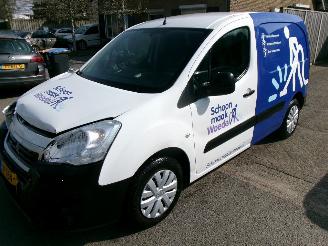 uszkodzony samochody ciężarowe Peugeot Partner 120  1.6 BLUE HDI PROFIT 2018/6