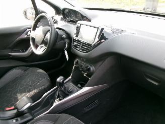 Peugeot 2008 1.2 PURETECH AIRCO NAVI PANO picture 14
