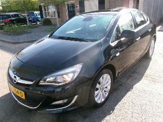 Unfallwagen Opel Astra 1.4 COSMO CLIMA NAVI SEDAN 2013/2