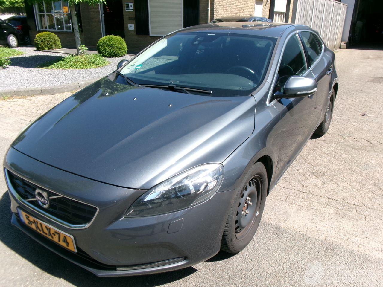 Volvo V-40 1.6 DIESEL MOMENTUM