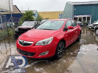 Coche siniestrado Opel Astra Astra J (PC6/PD6/PE6/PF6), Hatchback 5-drs, 2009 / 2015 1.6 16V Ecotec 2011