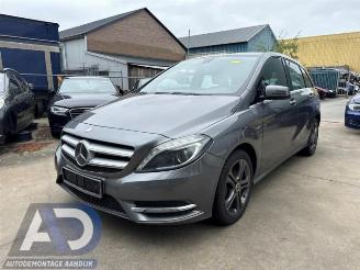 Coche siniestrado Mercedes B-klasse B (W246/W242), Hatchback, 2011 / 2018 1.6 B-180 BlueEFFICIENCY Turbo 16V 2012/9