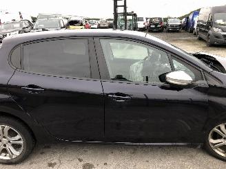 Peugeot 208 1.2 picture 8