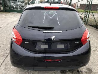 Peugeot 208 1.2 picture 9