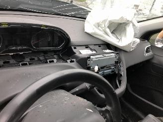 Peugeot 208 1.2 picture 24