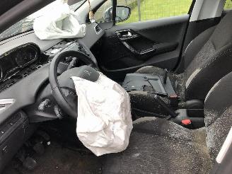 Peugeot 208 1.2 picture 6